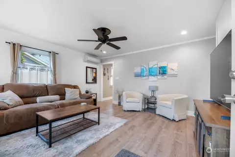 Living - 1822 Maple St, Everett, WA 98201 photo 2 of 5
