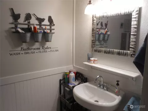 Bath - 321 SE Fairview St, Chehalis, WA 98532 photo 2 of 4