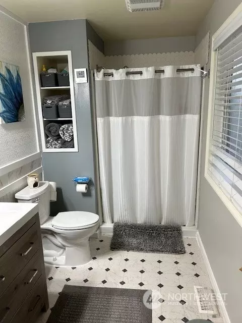 Bath - 321 SE Fairview St, Chehalis, WA 98532 photo 4 of 4