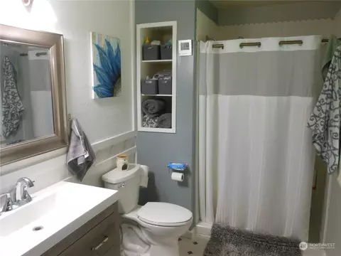 Bath - 321 SE Fairview St, Chehalis, WA 98532 photo 3 of 4