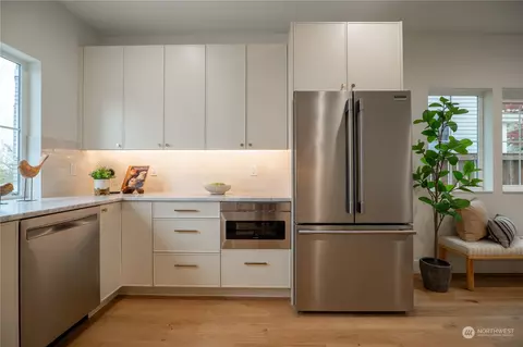 Kitchen - 418 24th Ave E, Seattle, WA 98112 photo 3 of 4