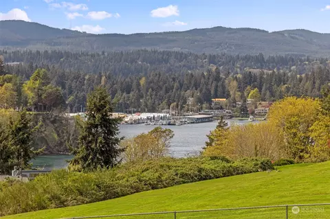 3011 Pawnee Dr, Bremerton, WA 98310