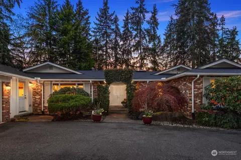 8505 NE 25th St, Clyde Hill, WA 98004