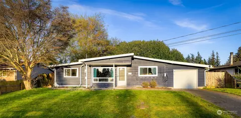 308 N Hawthorne St, Burlington, WA 98233