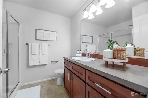 Bath - 3345 30th Dr, Everett, WA 98201 photo 2 of 3