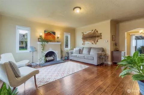 Living - 658 Juniper St, Walla Walla, WA 99362 photo 2 of 3