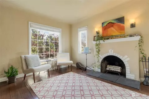 Living - 658 Juniper St, Walla Walla, WA 99362 photo 3 of 3