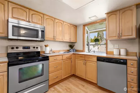 Kitchen - 15310 110th Pl NE, Bothell, WA 98011 photo 3 of 4