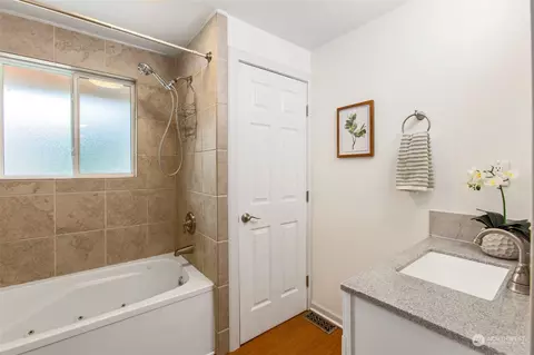 Bath - 3517 112th Pl SE, Everett, WA 98208 photo 3 of 5
