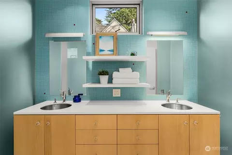 Bath - 505 36th Ave E, Seattle, WA 98112 photo 4 of 6
