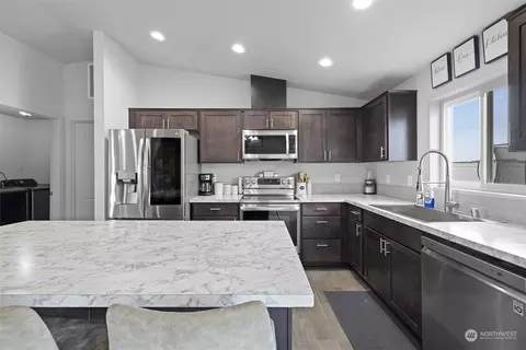Kitchen - 1035 E Mt Baker St, Othello, WA 99344 photo 3 of 4