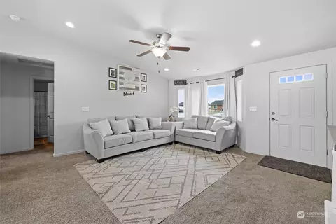 Living - 1035 E Mt Baker St, Othello, WA 99344 photo 2 of 4