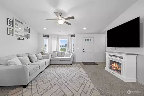 Living - 1035 E Mt Baker St, Othello, WA 99344 photo 3 of 4