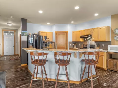 Kitchen - 256 Petersen Dr E, Enumclaw, WA 98022 photo 2 of 6