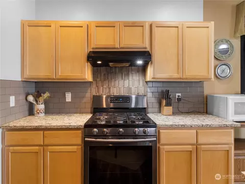 Kitchen - 256 Petersen Dr E, Enumclaw, WA 98022 photo 5 of 6