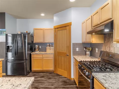 Kitchen - 256 Petersen Dr E, Enumclaw, WA 98022 photo 3 of 6