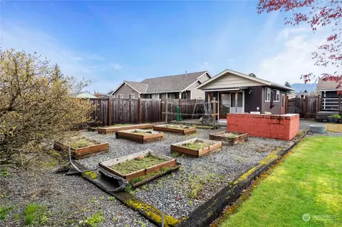 Exterior - 1834 Pioneer St, Enumclaw, WA 98022 photo 3 of 9