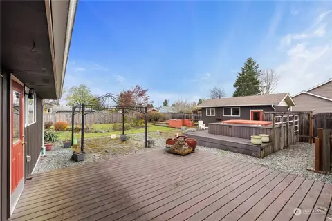 Exterior - 1834 Pioneer St, Enumclaw, WA 98022 photo 4 of 9
