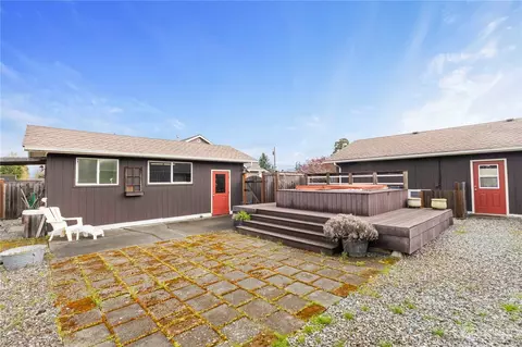 Exterior - 1834 Pioneer St, Enumclaw, WA 98022 photo 6 of 9
