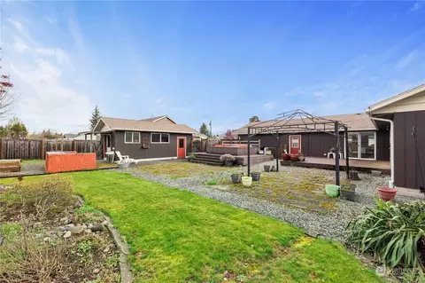 Exterior - 1834 Pioneer St, Enumclaw, WA 98022 photo 2 of 9