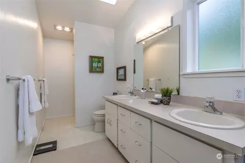 Bath - 661 E Mason Lake Dr E, Grapeview, WA 98546 photo 4 of 5
