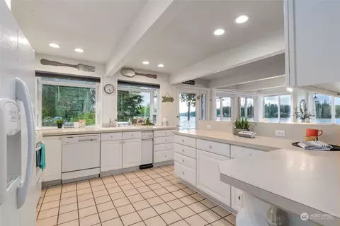 Bath - 661 E Mason Lake Dr E, Grapeview, WA 98546 photo 1 of 5
