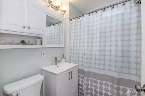 Bath - 2916 17th St, Everett, WA 98201 photo 1 of 1
