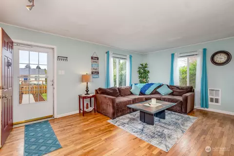 Living - 2916 17th St, Everett, WA 98201 photo 1 of 3