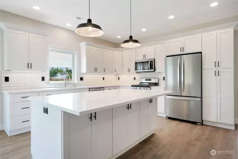 Kitchen - 820 Sisters Ct, Everson, WA 98247 photo 2 of 3