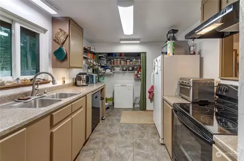 Kitchen - 116 Raintree Loop SE, Rainier, WA 98576 photo 2 of 2