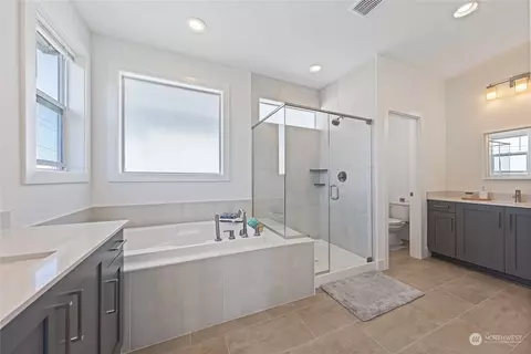 Bath - 22202 43rd Dr SE, Bothell, WA 98021 photo 2 of 3