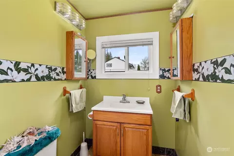Bath - 604 E Summa St, Centralia, WA 98531 photo 1 of 3