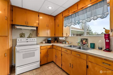 Kitchen - 604 E Summa St, Centralia, WA 98531 photo 2 of 4