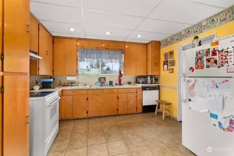 Kitchen - 604 E Summa St, Centralia, WA 98531 photo 1 of 4