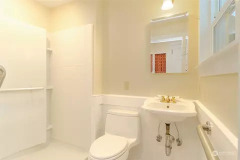 Bath - 253 Marcus St, Walla Walla, WA 99362 photo 1 of 3