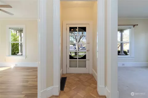 Entry Way - 253 Marcus St, Walla Walla, WA 99362 photo 1 of 8