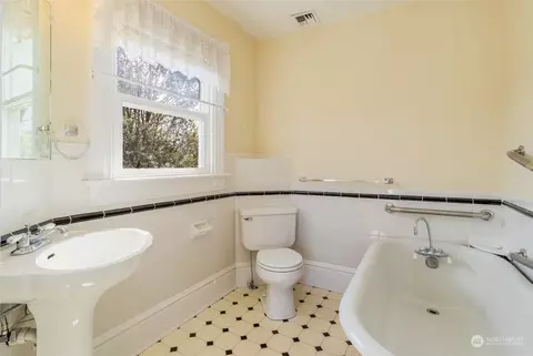 Bath - 253 Marcus St, Walla Walla, WA 99362 photo 3 of 3