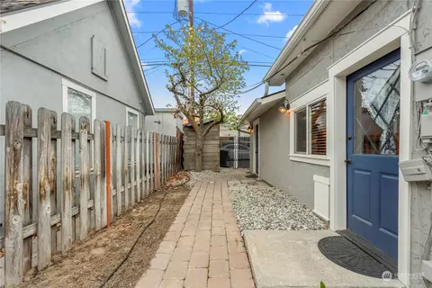 Exterior - 307 E Wapato Ave, Chelan, WA 98816 photo 5 of 10