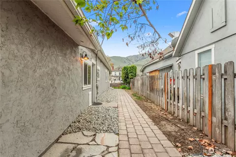 Exterior - 307 E Wapato Ave, Chelan, WA 98816 photo 4 of 10