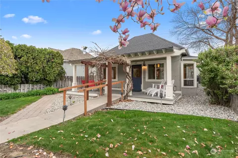 Exterior - 307 E Wapato Ave, Chelan, WA 98816 photo 2 of 10
