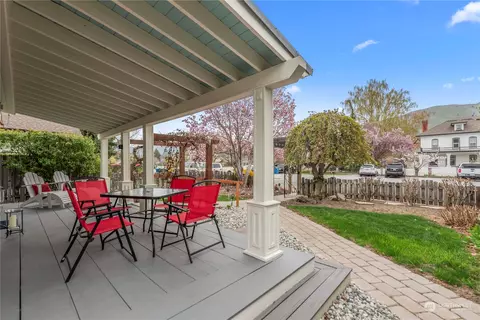 Exterior - 307 E Wapato Ave, Chelan, WA 98816 photo 6 of 10