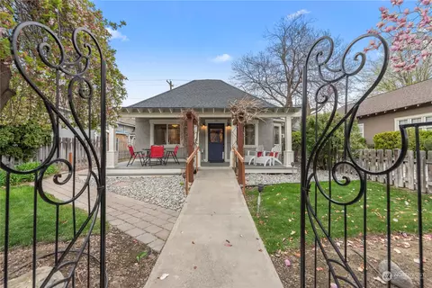 307 E Wapato Ave, Chelan, WA 98816