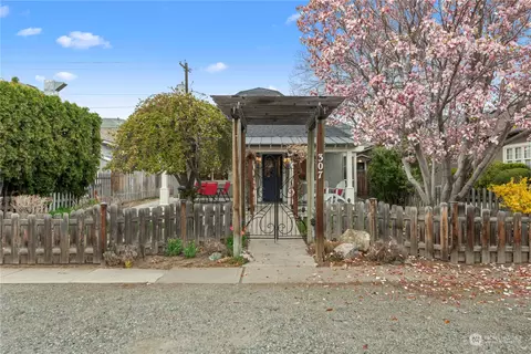 Exterior - 307 E Wapato Ave, Chelan, WA 98816 photo 9 of 10