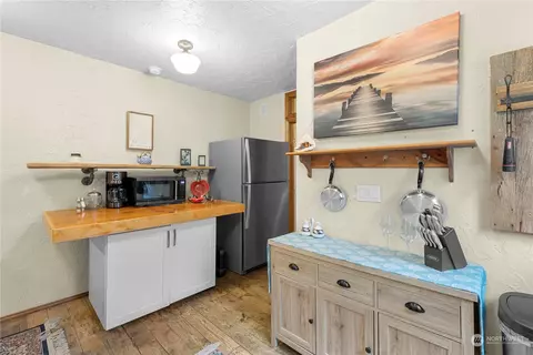 Kitchen - 307 E Wapato Ave, Chelan, WA 98816 photo 2 of 3
