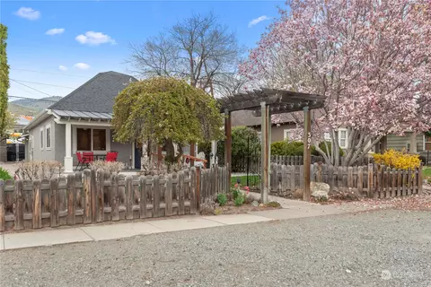 Exterior - 307 E Wapato Ave, Chelan, WA 98816 photo 8 of 10