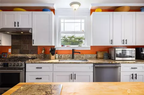 Kitchen - 16244 Field Rd, Bow, WA 98232 photo 3 of 4