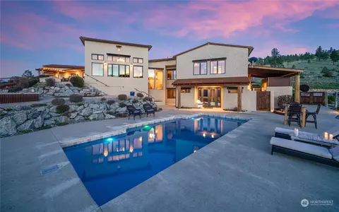 105 Dove Hollow Rd, Chelan, WA 98816
