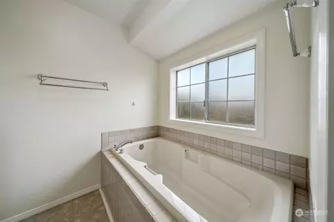Bath - 444 Burger Pl, Enumclaw, WA 98022 photo 4 of 5