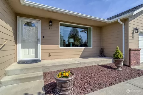 Exterior - 27 Sullivan Pl, Walla Walla, WA 99362 photo 2 of 8