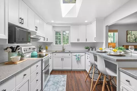 Kitchen - 16905 17th Ave SE, Bothell, WA 98012 photo 3 of 5
